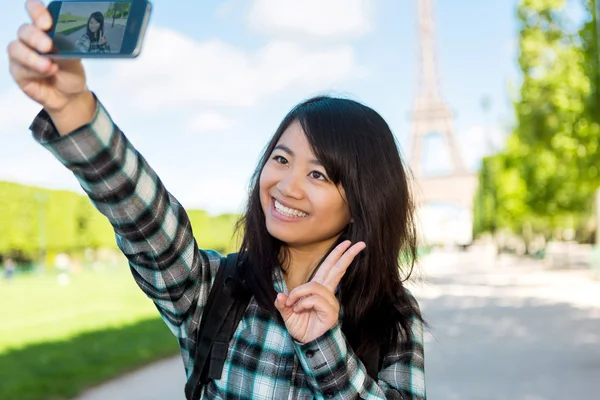 パリ撮影の selfie で若い魅力的なアジアの観光 — ストック写真