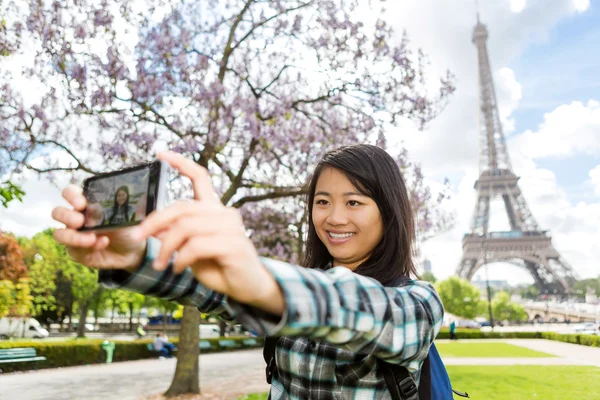 Joven atractivo asiático turista en Paris tomando selfie —  Fotos de Stock