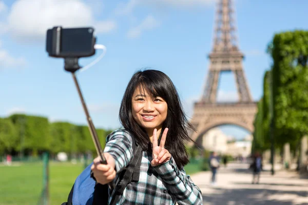 Young attractive asian tourist in Paris taking selfie — Stock Photo, Image