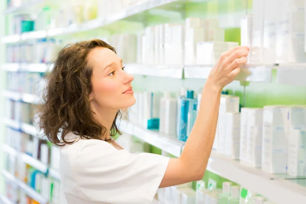 Farmacêutico atraente limpar a loja — Fotografia de Stock