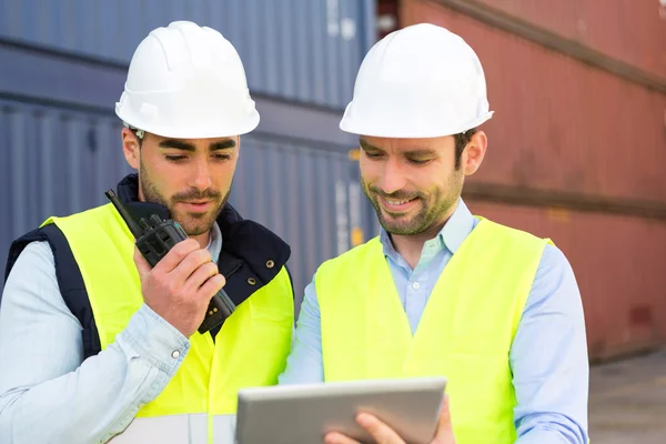 Two young attractives dockers working on the dock — Stock Photo, Image