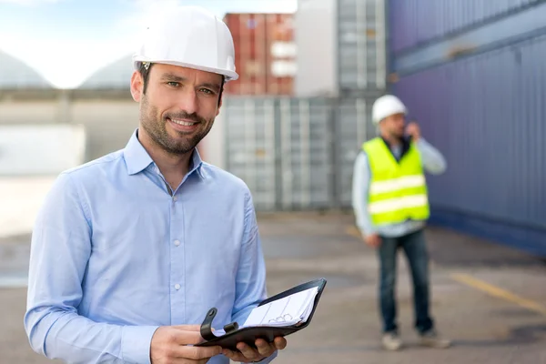 Attraktiv ung ingenjör consulting agenda på bryggan — Stockfoto