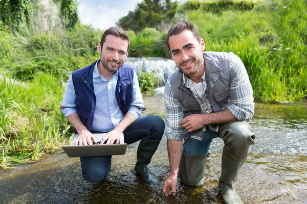 Científico y biólogo trabajando juntos en el análisis del agua — Foto de Stock