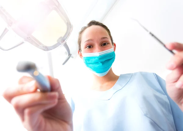 Vista desde el paciente de un dentista en el trabajo — Foto de Stock