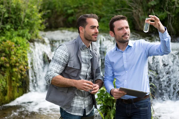 Scienziato e biologo che lavorano insieme sull'analisi dell'acqua — Foto Stock