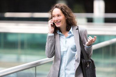 Akıllı telefon kullanan genç çekici iş kadın