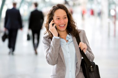 Akıllı telefon kullanan genç çekici iş kadın