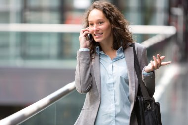 Akıllı telefon kullanan genç çekici iş kadın