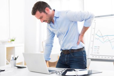 Genç çekici sırt ağrısı nedeniyle yanıp bir işim