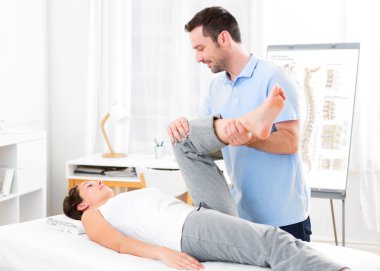 Genç çekici kadın fizyoterapist tarafından manipüle ediliyordu