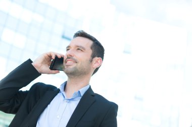 Smartphone kullanarak genç çekici iş adamı