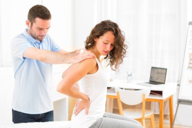 Genç çekici kadın fizyoterapist tarafından manipüle ediliyordu