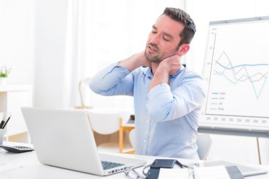 Genç çekici iş duygu ağrı nedeniyle yanıp