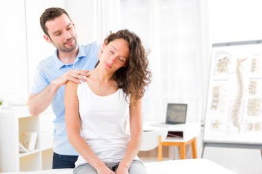 Genç çekici kadın fizyoterapist tarafından manipüle ediliyordu