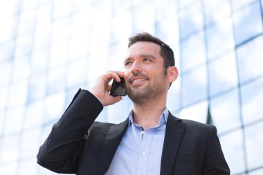 Smartphone kullanarak genç çekici iş adamı