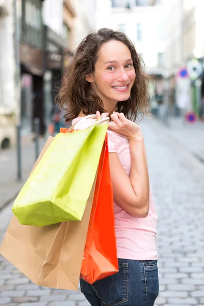 Jovem atraente mulher feliz compras na cidade — Fotografia de Stock