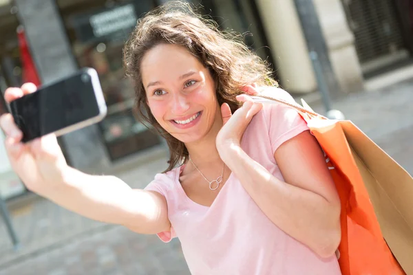Young attractive woman taking selfie while shopping — Stock Photo, Image