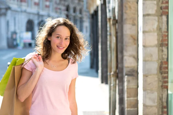 Jovem atraente mulher feliz compras na cidade — Fotografia de Stock