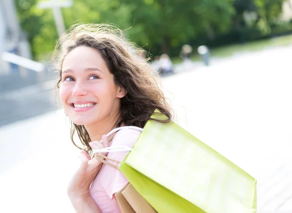 Jovem atraente mulher feliz compras na cidade — Fotografia de Stock