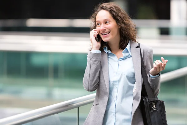 Mujer de negocios atractiva joven usando teléfono inteligente —  Fotos de Stock