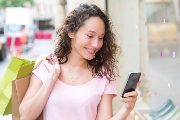 Jovem mulher atraente usando celular durante as compras — Fotografia de Stock