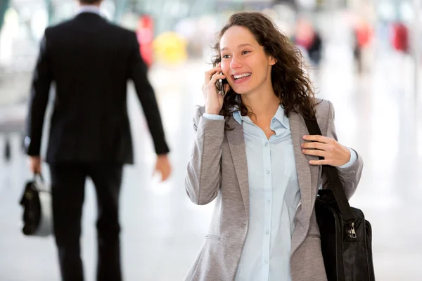 Akıllı telefon kullanan genç çekici iş kadın — Stok fotoğraf