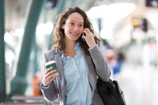Kahve içme smartphone kullanan genç çekici iş kadın — Stok fotoğraf