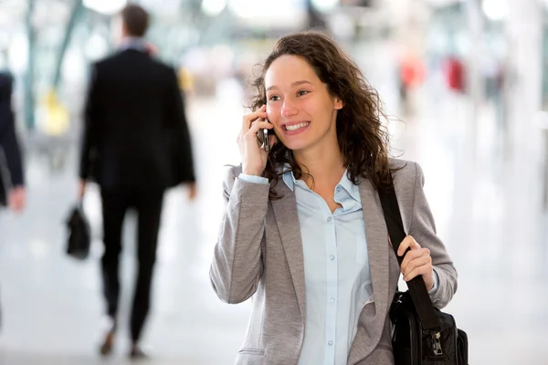 Junge attraktive Geschäftsfrau mit Smartphone — Stockfoto