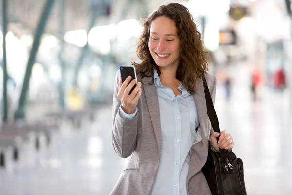 Junge attraktive Geschäftsfrau mit Smartphone — Stockfoto