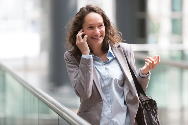 Mujer de negocios atractiva joven usando teléfono inteligente —  Fotos de Stock