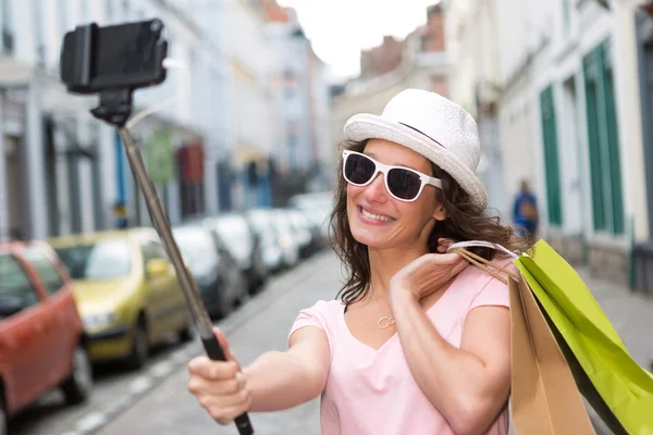 Młoda atrakcyjna kobieta robi selfie podczas zakupów — Zdjęcie stockowe