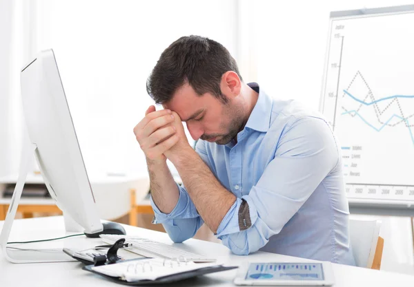 Junge attraktive Unternehmen bekamen Kopfschmerzen wegen Burn-out — Stockfoto