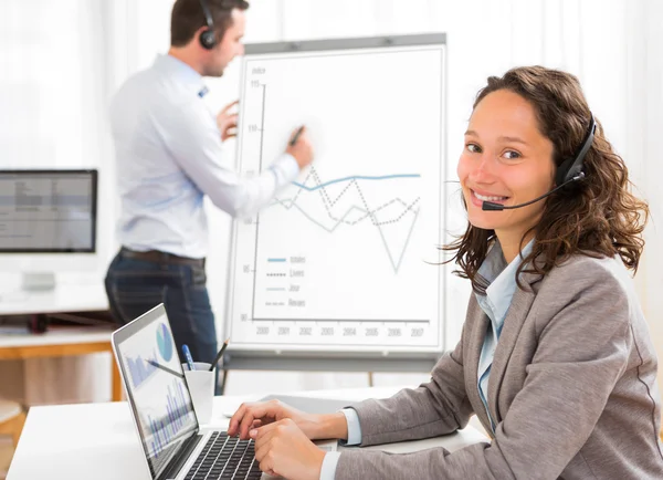 Business man en vrouw stats analyse terwijl het doen van video confere — Stockfoto