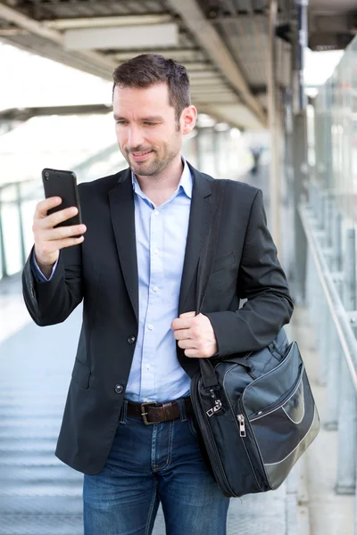 Junger attraktiver Geschäftsmann mit Smartphone — Stockfoto