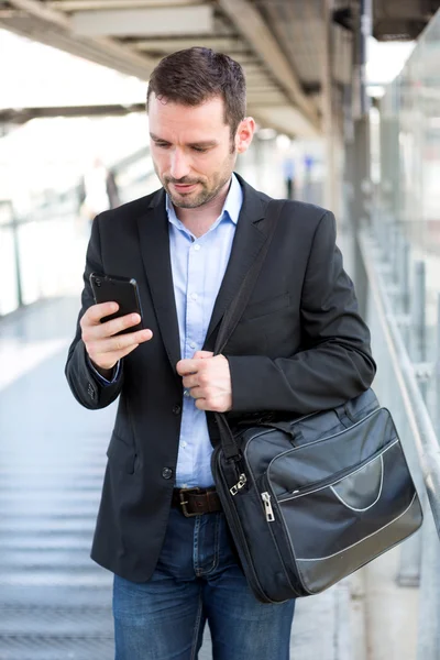 Joven hombre de negocios atractivo usando teléfono inteligente —  Fotos de Stock