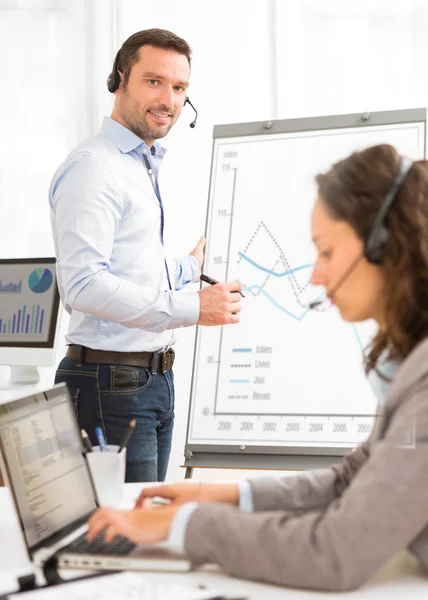 Business man en vrouw stats analyse terwijl het doen van video confere — Stockfoto