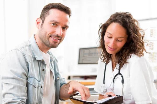 Jovem médico atraente namoro próxima consulta — Fotografia de Stock