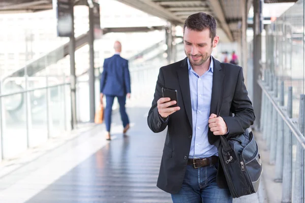 Junger attraktiver Geschäftsmann mit Smartphone — Stockfoto