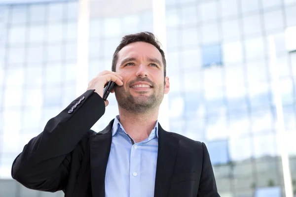 Jonge aantrekkelijke zakenman gebruikend smartphone — Stockfoto