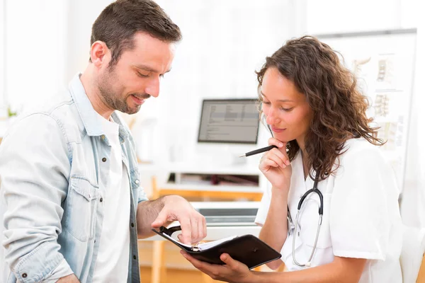 Jovem médico atraente namoro próxima consulta — Fotografia de Stock