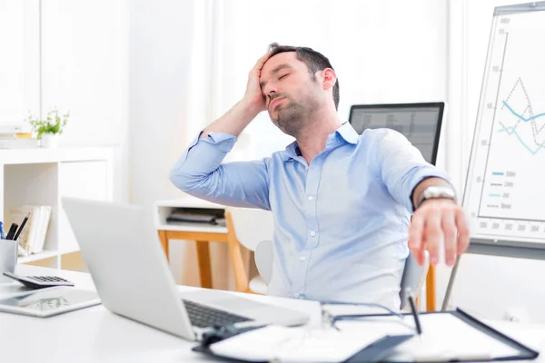 Junger attraktiver Mann zu müde, um zu arbeiten — Stockfoto