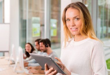 Genç bir portresi ttractive kadın iş yerinde