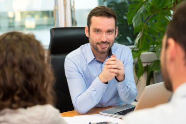 Emlakçı çift ofis toplantı 