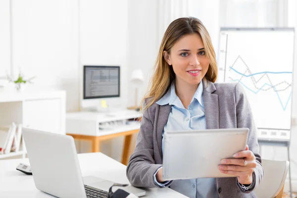 Giovane donna attraente che lavora in ufficio — Foto Stock