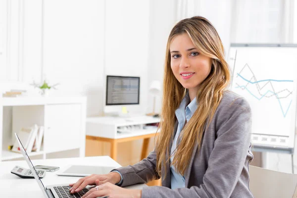 Jeune femme attrayante qui travaille au bureau — Photo