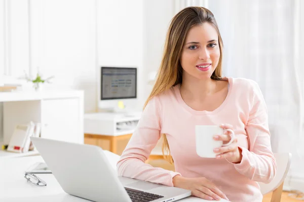 Jonge aantrekkelijke vrouw thuis tijd doorbrengen — Stockfoto