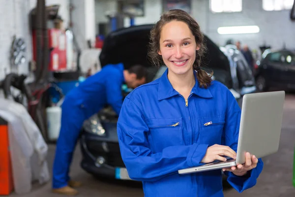 Молода приваблива жінка механіка працює в гаражі — стокове фото