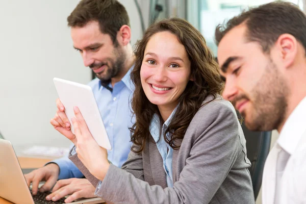 Junge attraktive Geschäftsfrau arbeitet im Büro mit associ — Stockfoto