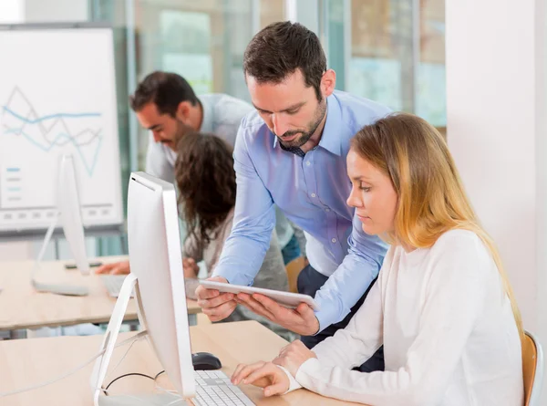 Jóvenes atractivos que toman un curso de formación con formador — Foto de Stock