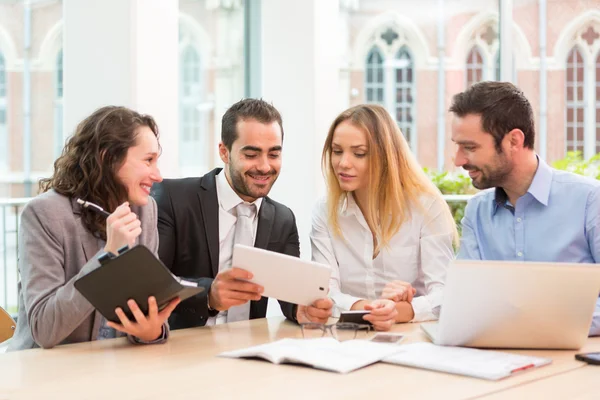 Grupo de empresarios que trabajan juntos en la oficina — Foto de Stock